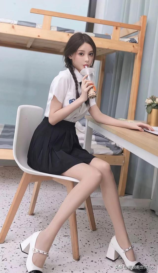 甜美水灵美女制服清纯写真