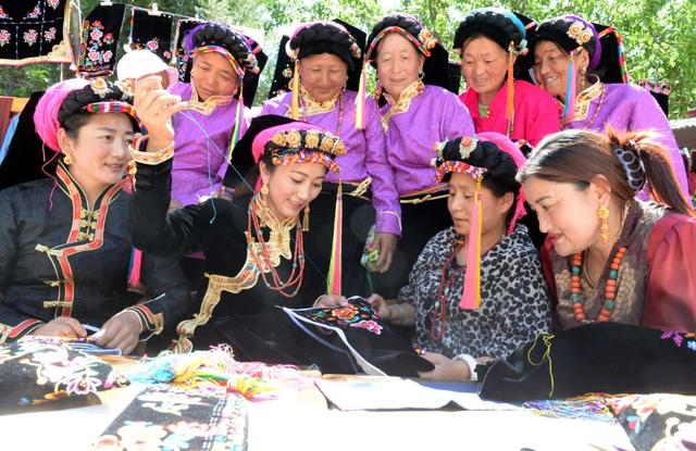 11万人围观“美人谷”美女包包子叠被子戴帕子，全州群团助力脱贫公益行动美美的启动了！