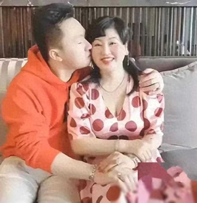 女婿摸着丈母娘胸部拍照，疯狂发亲脸摸大腿合照，两人关系不一般