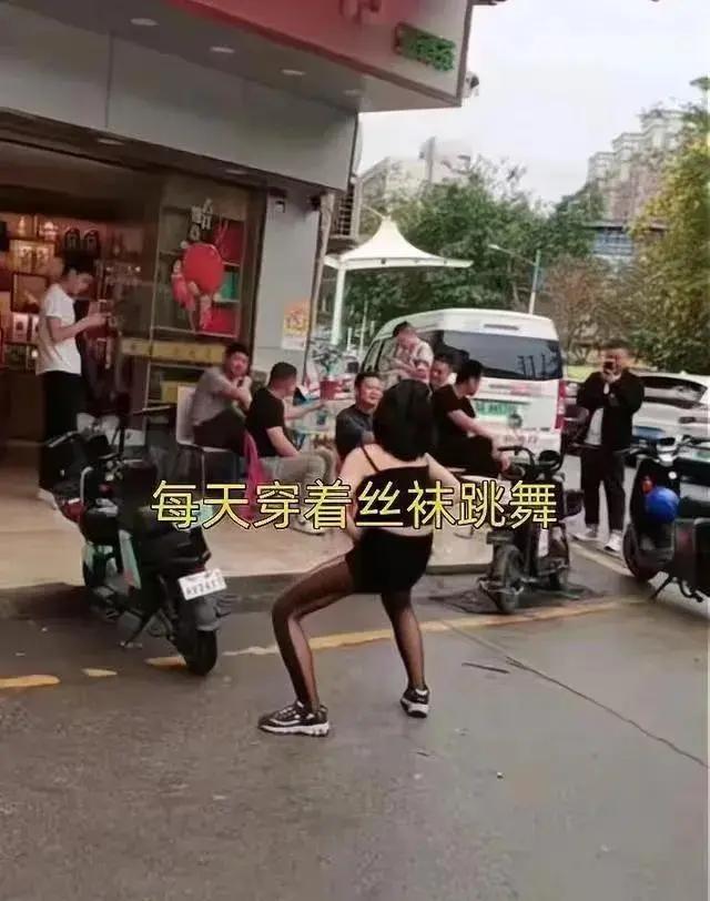 江西一女子离婚后，穿着丝袜在街上跳舞，令人唏嘘，可怜又可悲