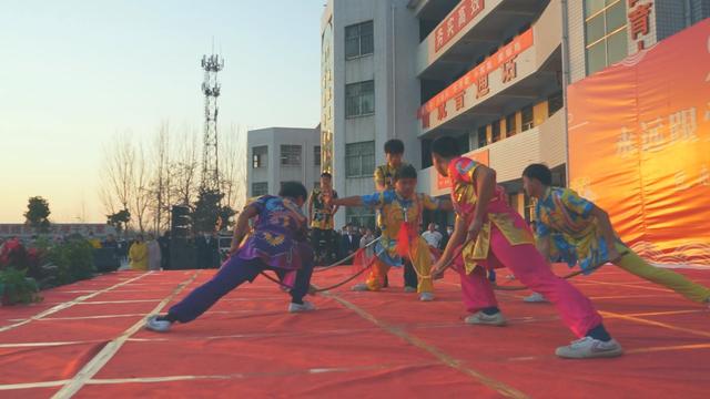 县包屯高中：师生舞台秀才艺 欢歌曼舞庆元旦