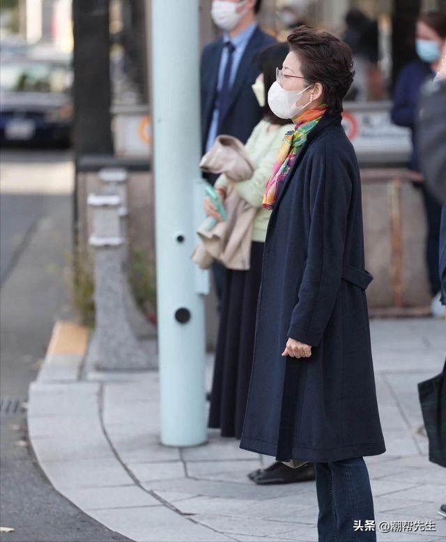 看到日本老人街拍，我悟了：不穿奶奶装，不染白头发，越老越优雅