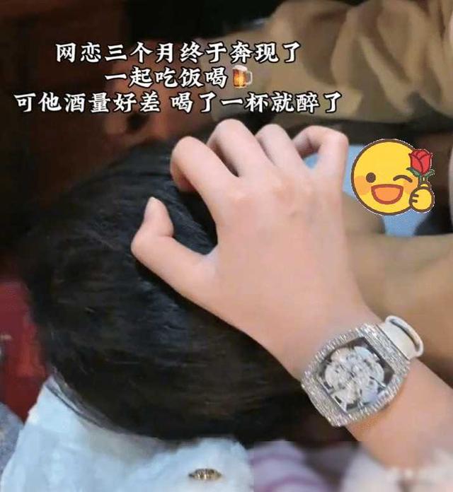 女子和网恋对象奔现，对方仅喝一杯就装醉，趴在女子腿上呼呼大睡