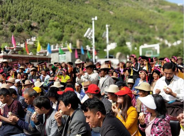 11万人围观“美人谷”美女包包子叠被子戴帕子，全州群团助力脱贫公益行动美美的启动了！