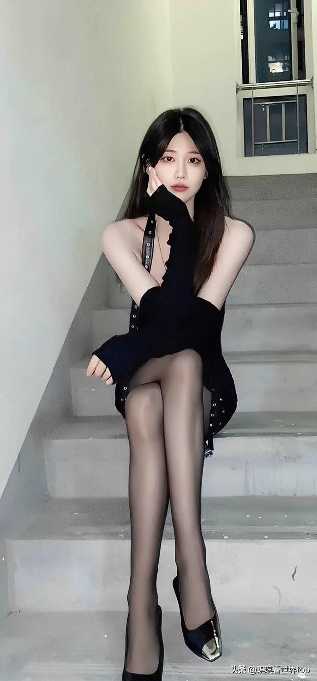 甜美水灵美女制服清纯写真