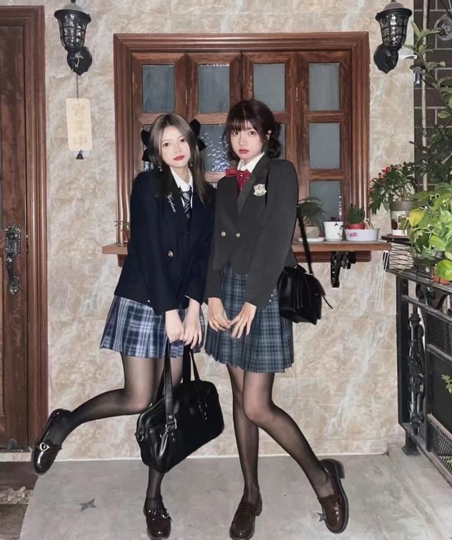 今秋流行“麻衣学姐”风：制服+JK裙甜美可爱，回头率超高！