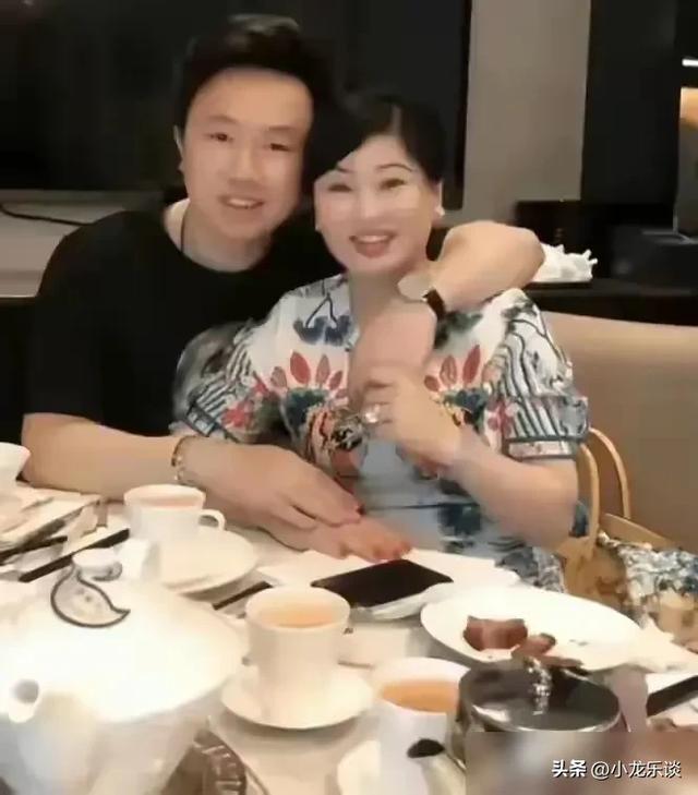 女婿摸着丈母娘胸部拍照，两人关系不简单，令人震惊！