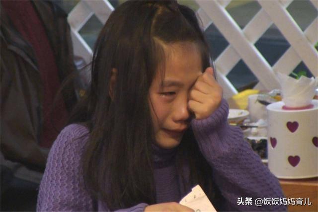 女儿总习惯性“夹腿”，原因没你想的那么简单，家有女儿的要知道