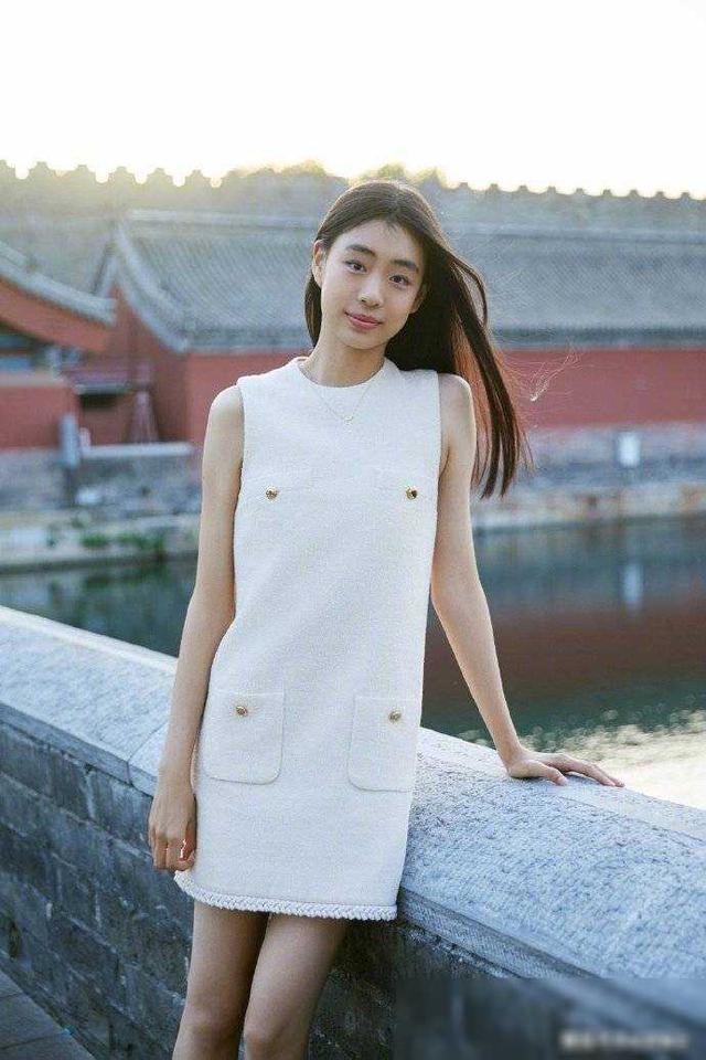 佟大为老婆晒与女儿合照，小美女像爸又像妈，身高超一米七好漂亮