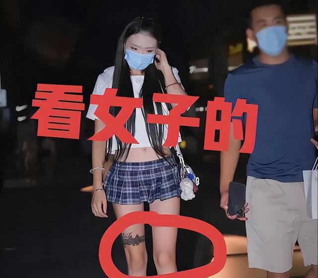 引爆全场：女子穿“齐屁裙子”瞬间吸睛，你绝对不能错过！