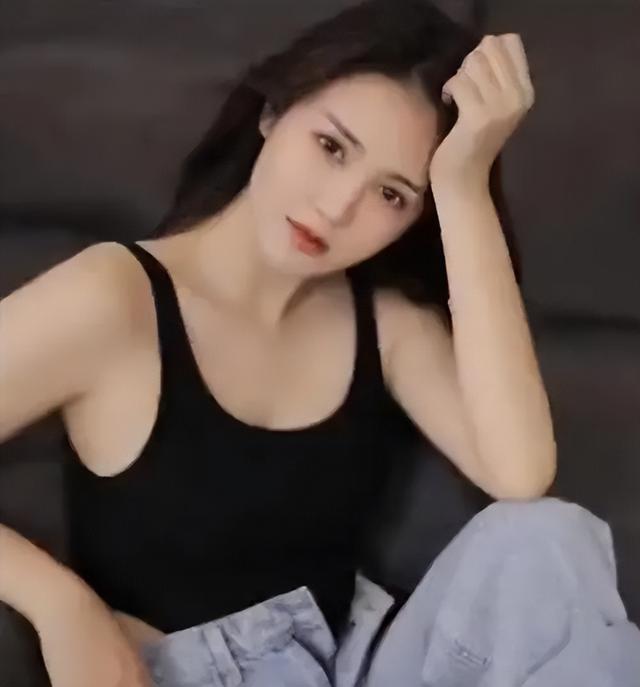 年入百万的中老年模特，卸妆后是身材火辣的90后美女！出镜奢侈品