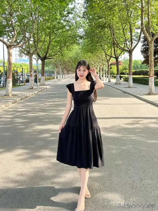 28岁黑色连衣长裙透明高跟凉鞋美女，公路上拍摄写真照！