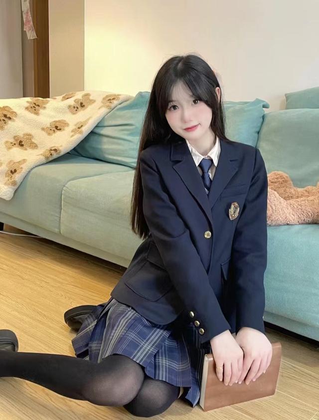 今秋流行“麻衣学姐”风：制服+JK裙甜美可爱，回头率超高！