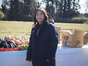 美女高跟靴(石川佳纯穿黑色高跟鞋，女人味十足手捧苹果、橙子，笑意盈盈)