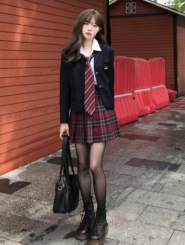 今秋流行“麻衣学姐”风：制服+JK裙甜美可爱，回头率超高！