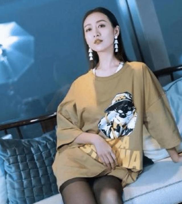 王鸥展现了真正的美颜，变身黑丝袜胖上衣清纯美女！