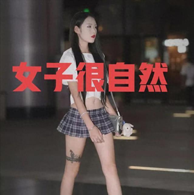 引爆全场：女子穿“齐屁裙子”瞬间吸睛，你绝对不能错过！