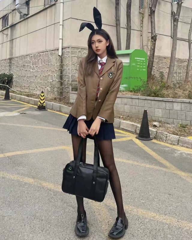 今秋流行“麻衣学姐”风：制服+JK裙甜美可爱，回头率超高！