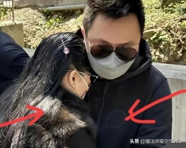 女婿摸着丈母娘胸部拍照疯狂发亲脸摸大腿合照两人关系不简单