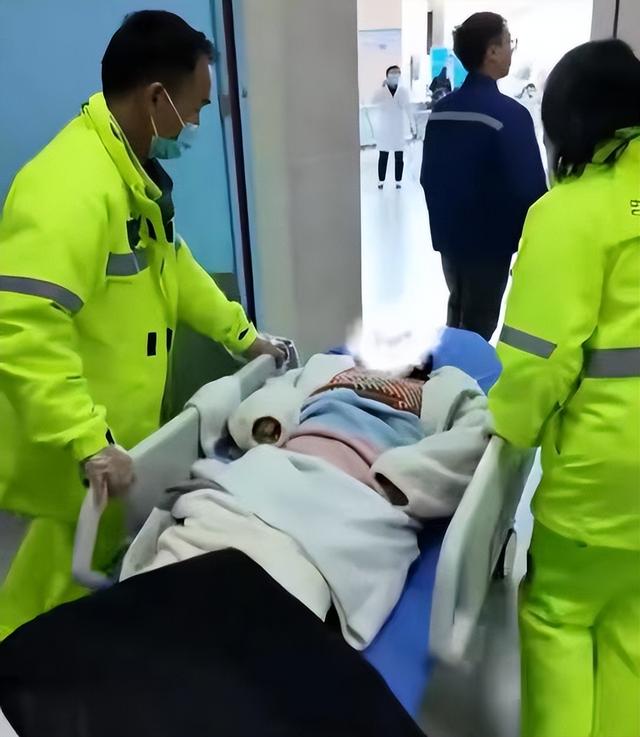 警魂闪耀！宁波女警临危不惧，脱衣为产女遮挡，上演生死时速救援