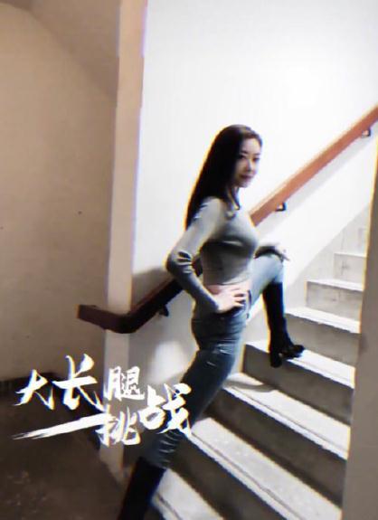 熊黛林穿紧身衣练瑜伽，丰满上围太抢镜，翘臀纤腰似20岁少女