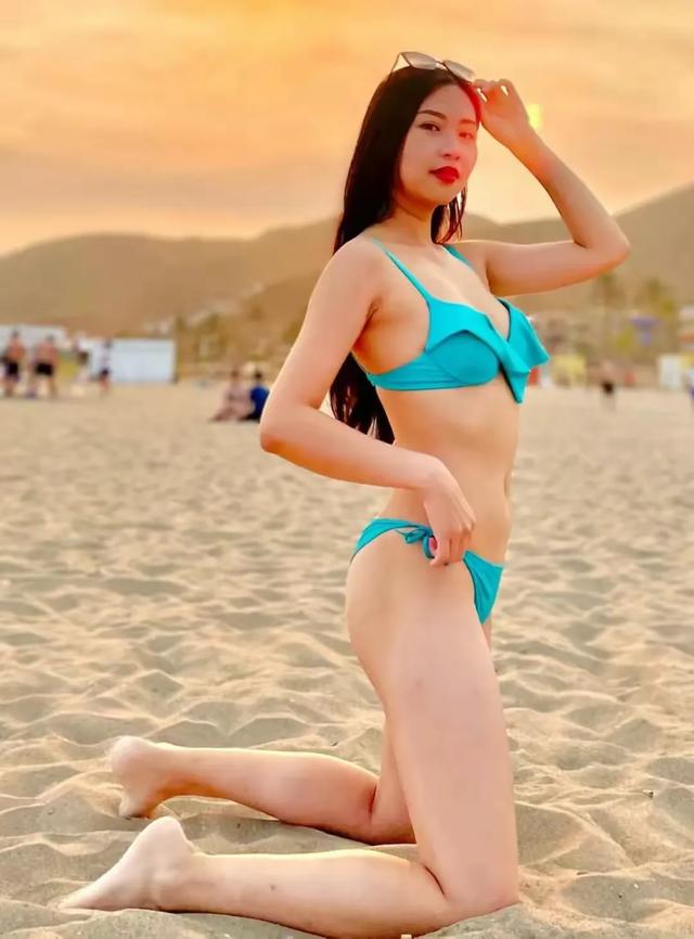 27岁蓝色泳衣美女夕阳下在海边沙滩上拍的写真照