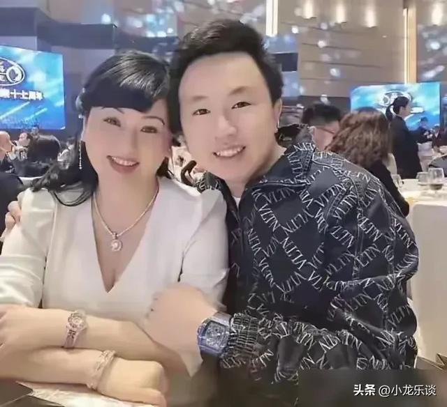 女婿摸着丈母娘胸部拍照，两人关系不简单，令人震惊！