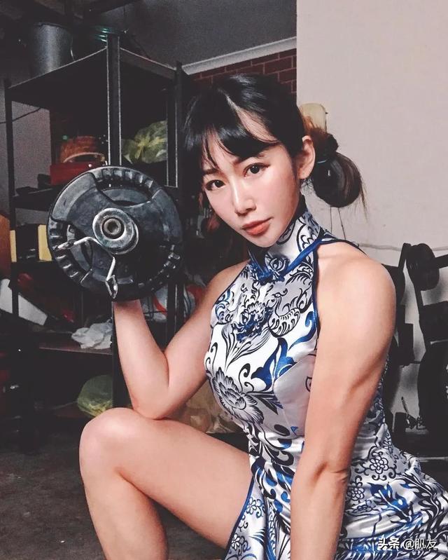 27岁翘臀辣妹穿旗袍深蹲，制服cosplay，这画面根本受不了......