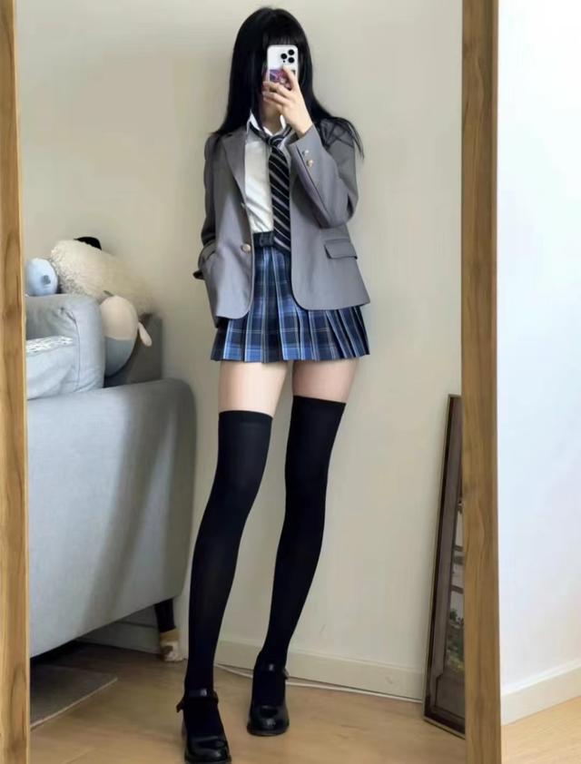 今秋流行“麻衣学姐”风：制服+JK裙甜美可爱，回头率超高！