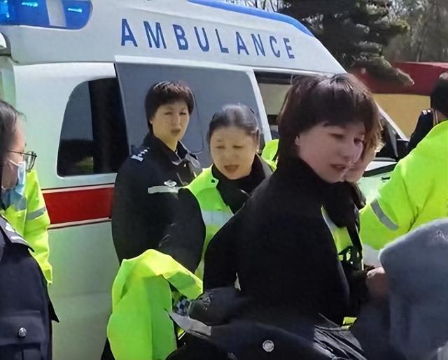 警魂闪耀！宁波女警临危不惧，脱衣为产女遮挡，上演生死时速救援