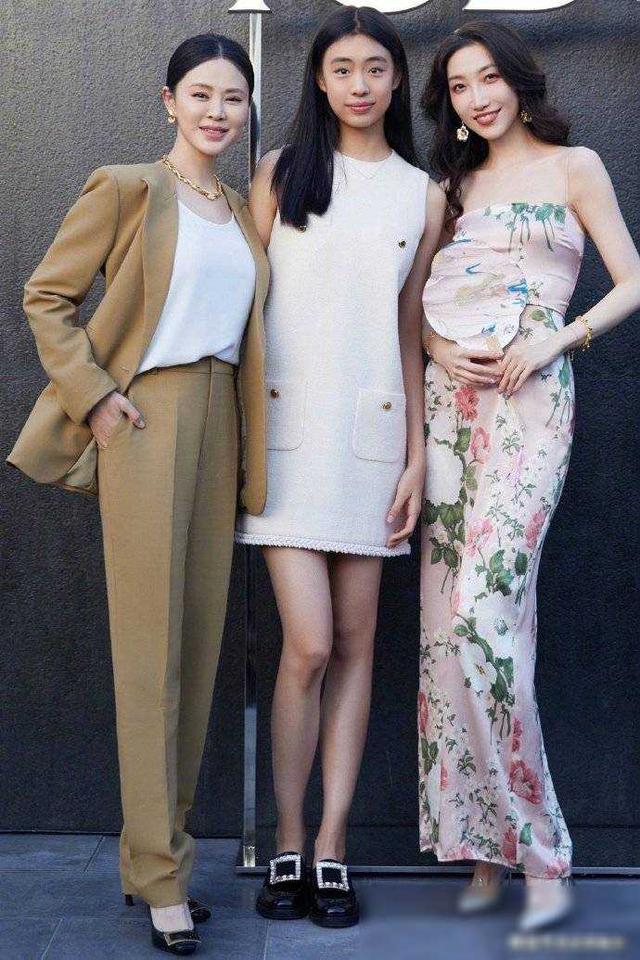 佟大为老婆晒与女儿合照，小美女像爸又像妈，身高超一米七好漂亮