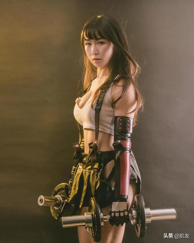 27岁翘臀辣妹穿旗袍深蹲，制服cosplay，这画面根本受不了......