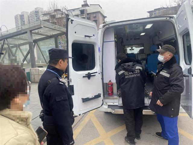 女乘客身体不适晕倒在地铁站，武汉辅警脱下外套为其保暖