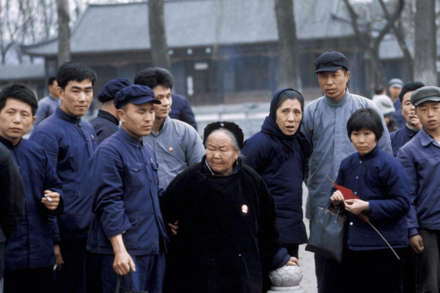 儿子接岳母来住，她晚上洗完澡只穿内衣内裤，在客厅沙发上玩手机