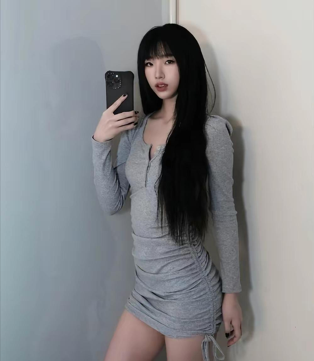 小S16岁二女儿lily晒身材照，秀出完美腰臀比，火辣露脐装引热议