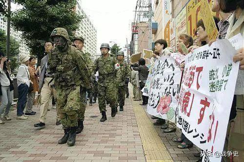 日本自卫队老兵用熨斗烫新兵的屁股？不用震惊，这其实是传统