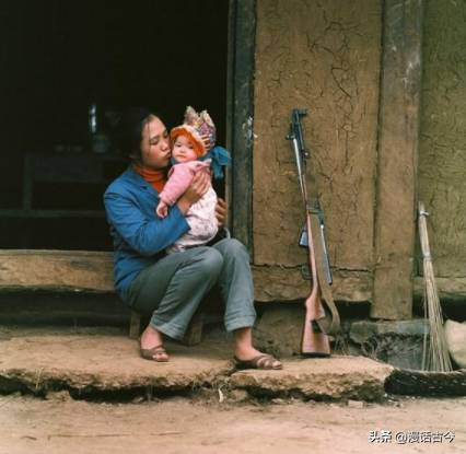 卑鄙龌龊老照片：青楼女子妖娆多姿，妇女露胸喂奶被孩子撕扯衣服