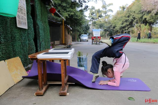 一分钟下腰叼花20枝 成都萌娃完成吉尼斯纪录 父亲却为没钱为她请柔术老师而苦恼