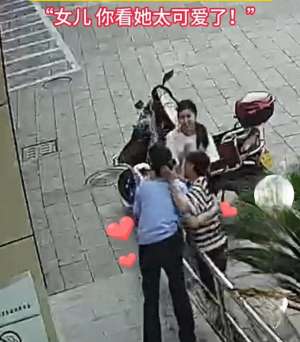 美女亲歹徒(女警抢回被骗钱财，阿姨抱住猛亲)