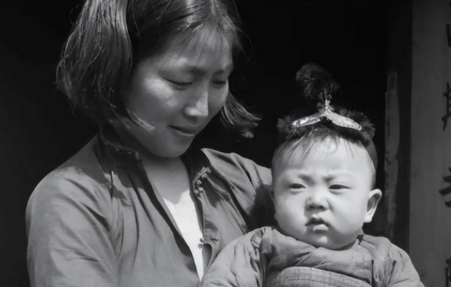 卑鄙龌龊老照片：青楼女子妖娆多姿，妇女露胸喂奶被孩子撕扯衣服