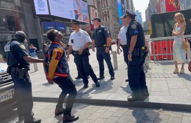 美国黑人小哥调戏白人美女，被警察制服，特警装备真土豪