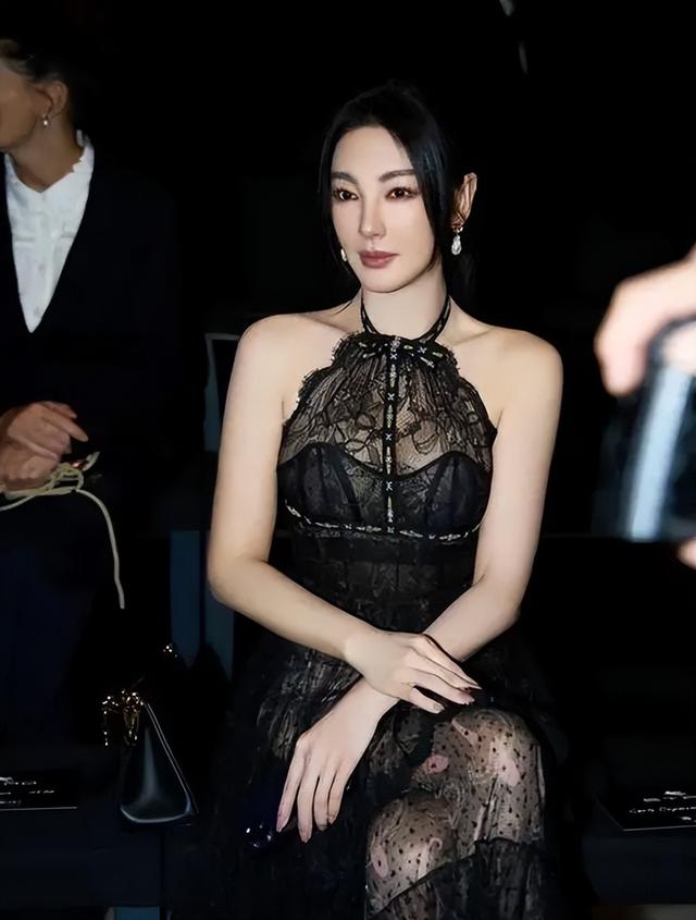 红毯女星深V捂胸：性感背后隐藏的心理秘密