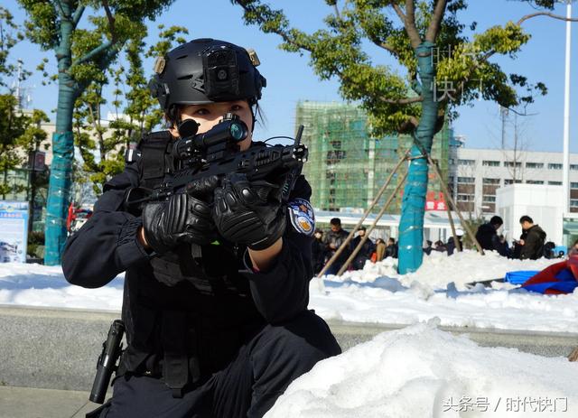 不爱红装爱武装！英气逼人美女特警手握钢枪腰插左轮美到爆