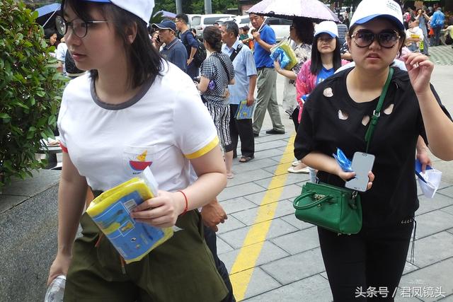 三峡旅游摄影：美女游客在景区上演凌波微步！黑超遮眼，颜值高！