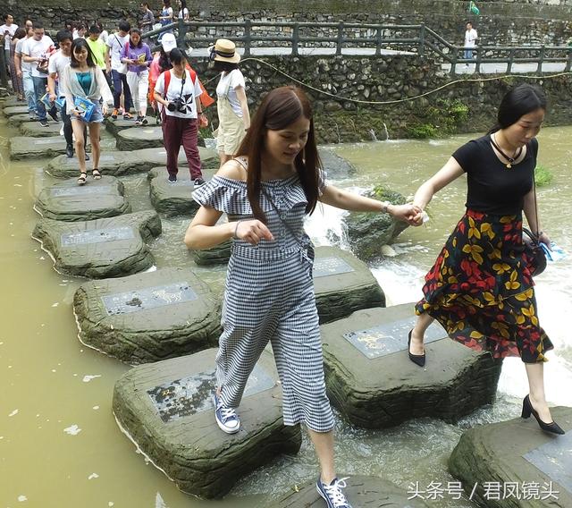 三峡旅游摄影：美女游客在景区上演凌波微步！黑超遮眼，颜值高！