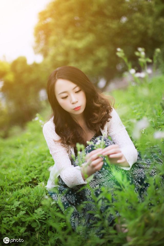 春游草地上美女清新怡人写真大片集