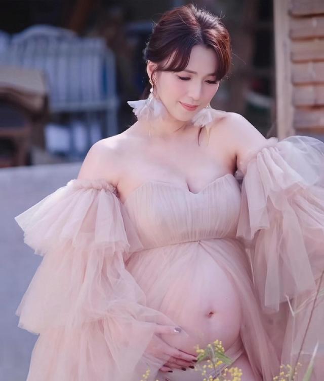 TVB童颜女神宣布封肚！晒唯美孕肚写真，怀二胎5个月胸部变丰满