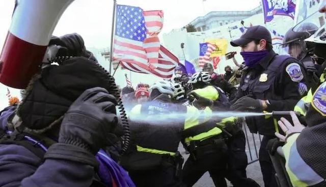 美国黑人小哥调戏白人美女，被警察制服，特警装备真土豪