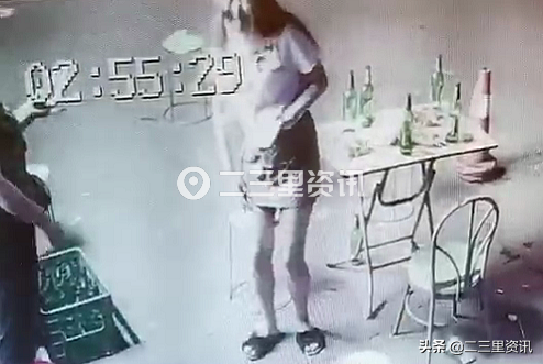 长春这位穿超短裙的美女 你拿走别人手机的样子被监控拍到了