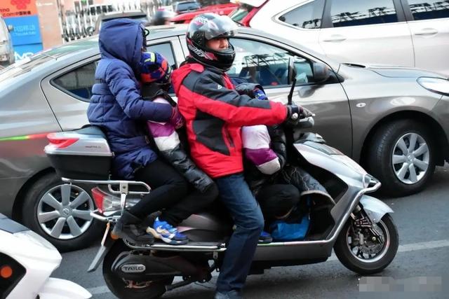 女子骑电动车遭雷劈身亡！道路上那么多人，为何偏偏只击中了她？